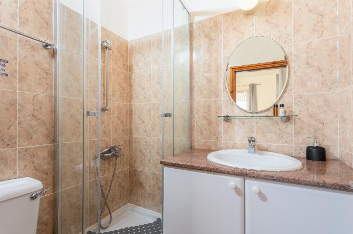 En suite bathroom with shower . - Villa Aristotle . (Fotogalerie) }}