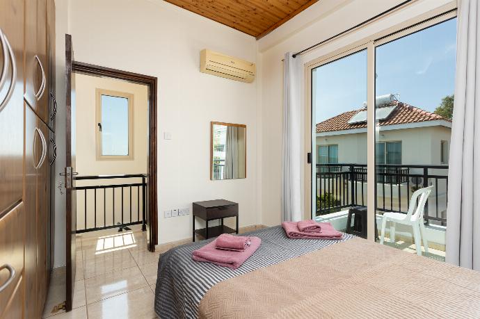 Double bedroom with en suite bathroom, A/C, and balcony access . - Villa Aristotle . (Galerie de photos) }}