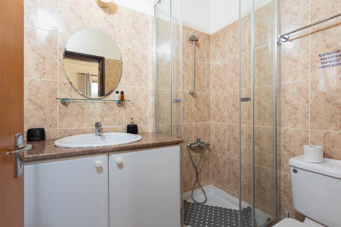 En suite bathroom with shower . - Villa Aristotle . (Photo Gallery) }}