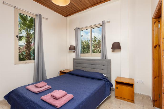 Double bedroom with en suite bathroom and A/C . - Villa Aristotle . (Galerie de photos) }}