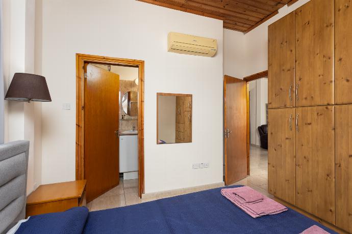 Double bedroom with en suite bathroom and A/C . - Villa Aristotle . (Galería de imágenes) }}