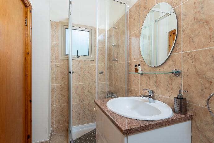 En suite bathroom with shower . - Villa Aristotle . (Fotogalerie) }}