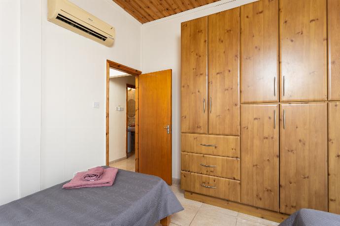 Twin bedroom with A/C and balcony access . - Villa Aristotle . (Galería de imágenes) }}