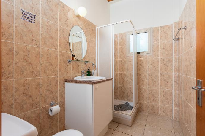 Family bathroom with shower . - Villa Aristotle . (Fotogalerie) }}