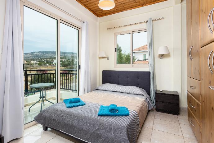 Double bedroom with en suite bathroom, A/C, and balcony access . - Villa Archimedes . (Galerie de photos) }}