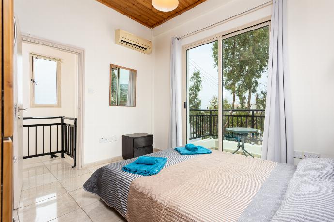 Double bedroom with en suite bathroom, A/C, and balcony access . - Villa Archimedes . (Galleria fotografica) }}