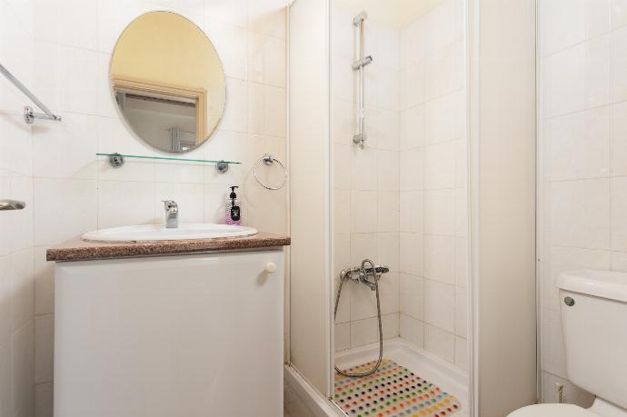 En suite bathroom with shower . - Villa Archimedes . (Galerie de photos) }}