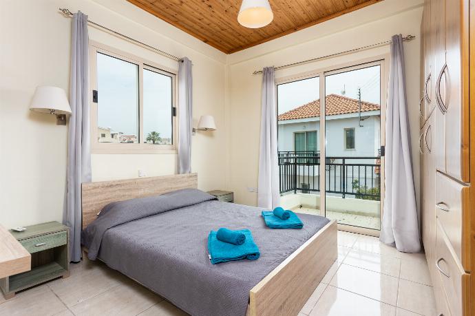 Double bedroom with en suite bathroom, A/C, and balcony access . - Villa Archimedes . (Galerie de photos) }}