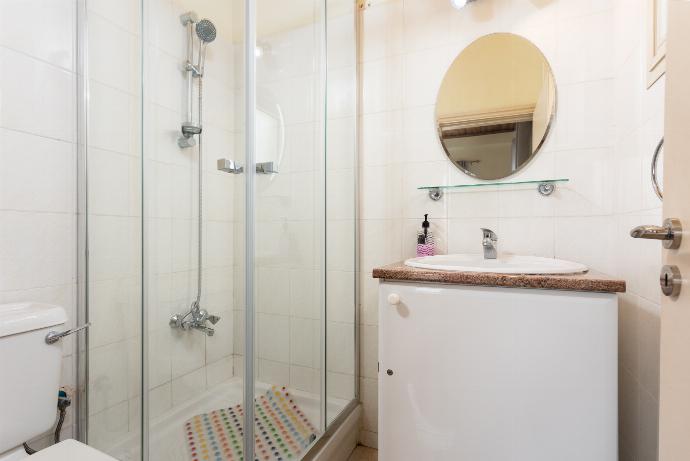 En suite bathroom with shower . - Villa Archimedes . (Fotogalerie) }}