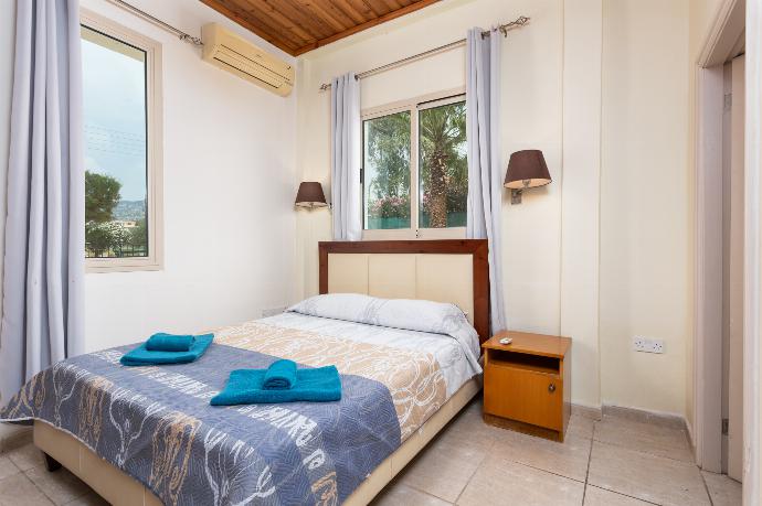 Double bedroom with en suite bathroom, and A/C . - Villa Archimedes . (Galerie de photos) }}