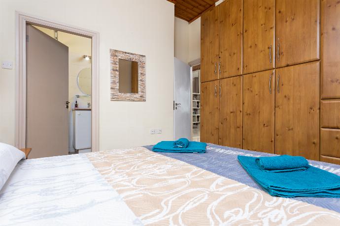 Double bedroom with en suite bathroom, and A/C . - Villa Archimedes . (Galería de imágenes) }}