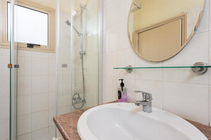 En suite bathroom with shower . - Villa Archimedes . (Photo Gallery) }}