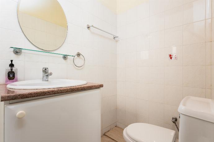 En suite bathroom with shower . - Villa Archimedes . (Галерея фотографий) }}