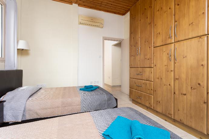 Twin bedroom with A/C and balcony access . - Villa Archimedes . (Galleria fotografica) }}