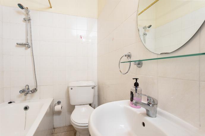 Family bathroom with bath and shower . - Villa Archimedes . (Fotogalerie) }}