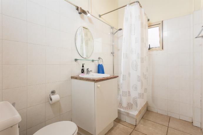 Family bathroom with shower . - Villa Archimedes . (Fotogalerie) }}