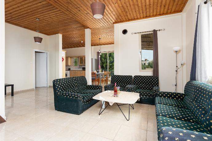 Open-plan living room with sofas, dining area, kitchen, WiFi internet, satellite TV, and sea views . - Villa Homer . (Fotogalerie) }}