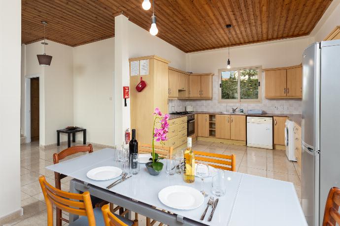 Open-plan living room with sofas, dining area, kitchen, WiFi internet, satellite TV, and sea views . - Villa Homer . (Galería de imágenes) }}