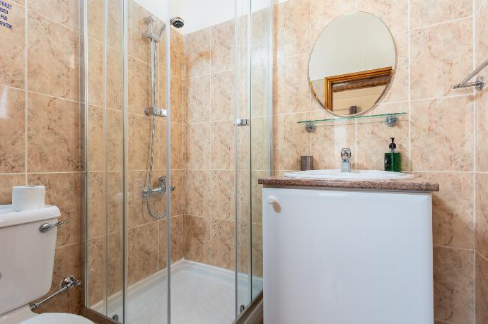 En suite bathroom with shower . - Villa Homer . (Galerie de photos) }}