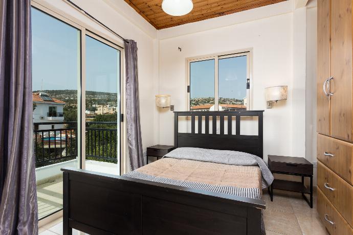 Double bedroom with en suite bathroom, A/C, and balcony access . - Villa Homer . (Galerie de photos) }}