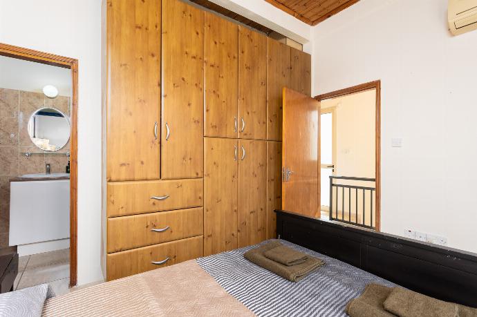 Double bedroom with en suite bathroom, A/C, and balcony access . - Villa Homer . (Galería de imágenes) }}