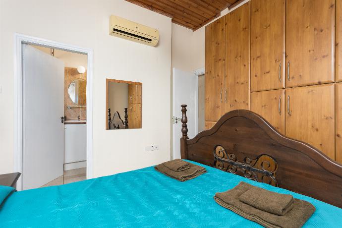 Double bedroom with en suite bathroom and A/C . - Villa Homer . (Галерея фотографий) }}