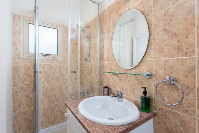 En suite bathroom with shower . - Villa Homer . (Galerie de photos) }}
