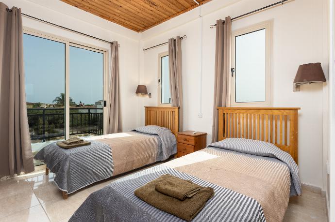 Twin bedroom with A/C and balcony access . - Villa Homer . (Galleria fotografica) }}