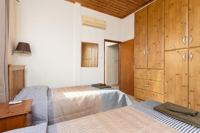 Twin bedroom with A/C and balcony access . - Villa Homer . (Галерея фотографий) }}