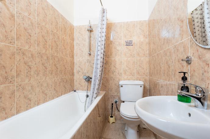 Family bathroom with bath and shower . - Villa Homer . (Galería de imágenes) }}