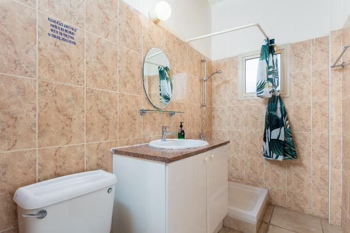 Family bathroom with shower . - Villa Homer . (Fotogalerie) }}