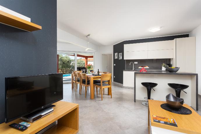 Open-plan living room with sofa, dining area, kitchen, A/C, WiFi internet, and satellite TV . - Villa Krnica . (Galleria fotografica) }}