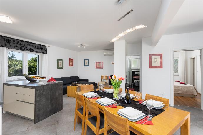 Open-plan living room with sofa, dining area, kitchen, A/C, WiFi internet, and satellite TV . - Villa Krnica . (Galleria fotografica) }}