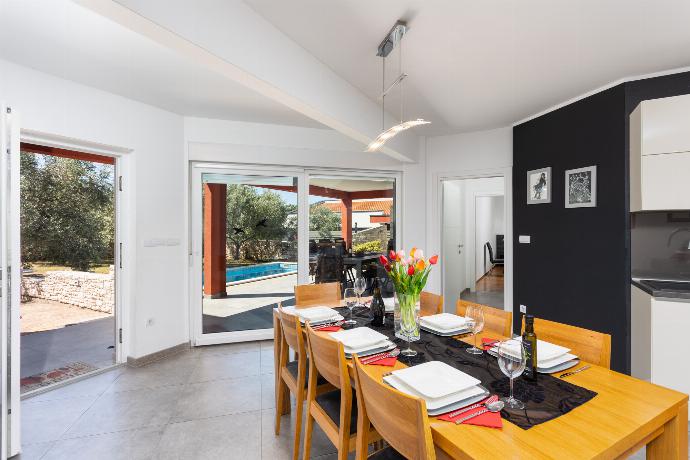 Open-plan living room with sofa, dining area, kitchen, A/C, WiFi internet, and satellite TV . - Villa Krnica . (Galería de imágenes) }}