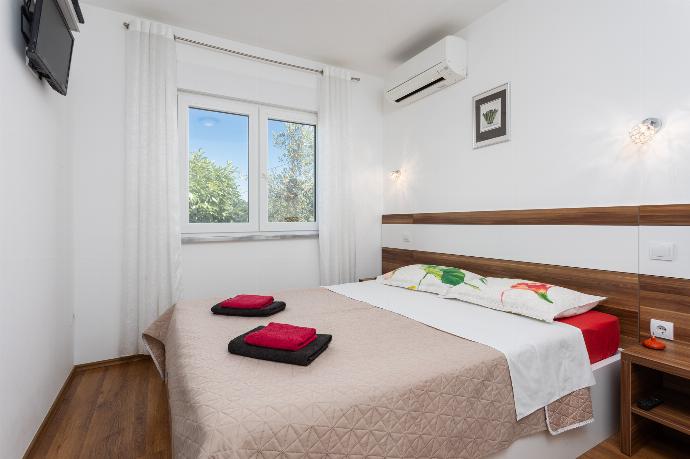 Double bedroom with en suite bathroom, A/C, and TV . - Villa Krnica . (Галерея фотографий) }}