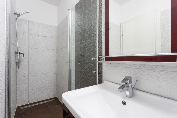 En suite bathroom with shower . - Villa Krnica . (Galerie de photos) }}