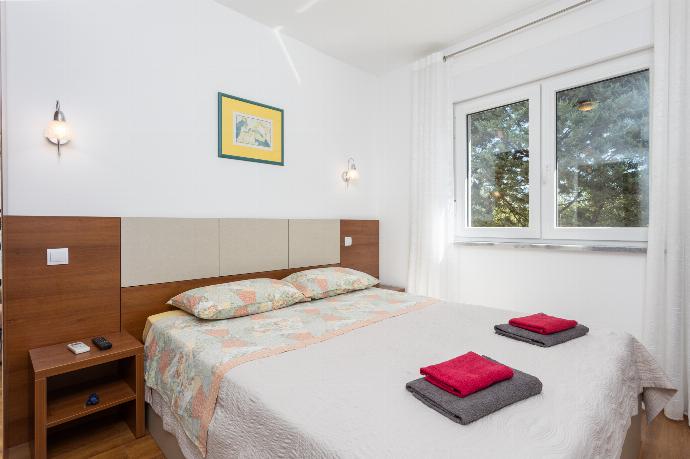 Double bedroom with en suite bathroom, A/C, and TV . - Villa Krnica . (Galleria fotografica) }}