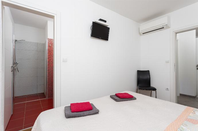 Double bedroom with en suite bathroom, A/C, and TV . - Villa Krnica . (Fotogalerie) }}