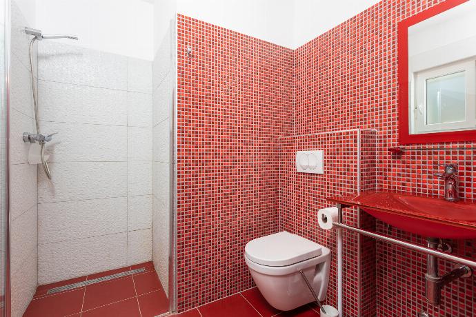 En suite bathroom with shower . - Villa Krnica . (Galerie de photos) }}