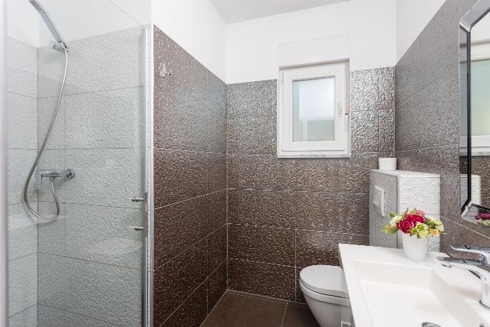 En suite bathroom with shower . - Villa Krnica . (Fotogalerie) }}