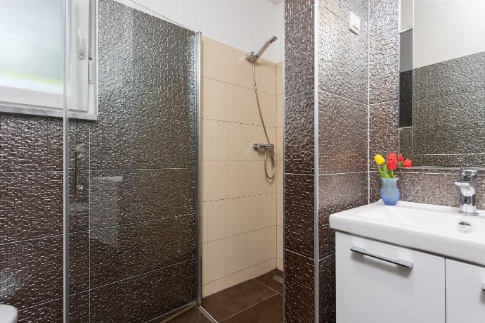 En suite bathroom with shower . - Villa Krnica . (Fotogalerie) }}