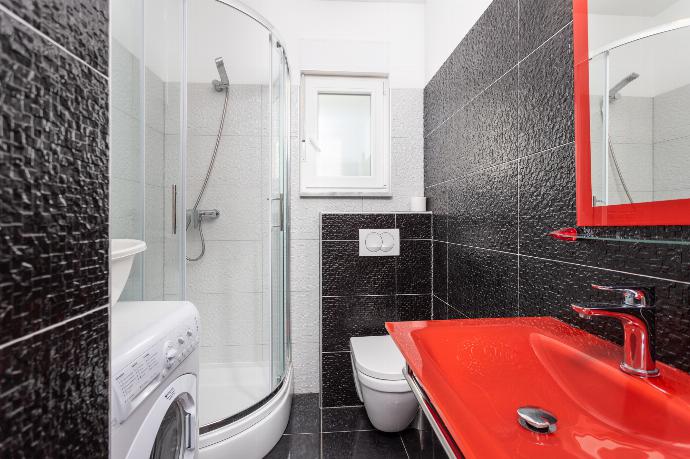 Family bathroom with shower . - Villa Krnica . (Fotogalerie) }}