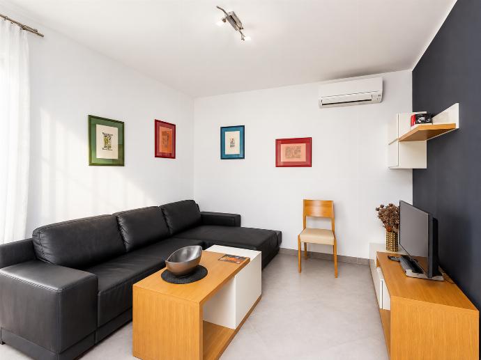 Open-plan living room with sofa, dining area, kitchen, A/C, WiFi internet, and satellite TV . - Villa Krnica . (Photo Gallery) }}