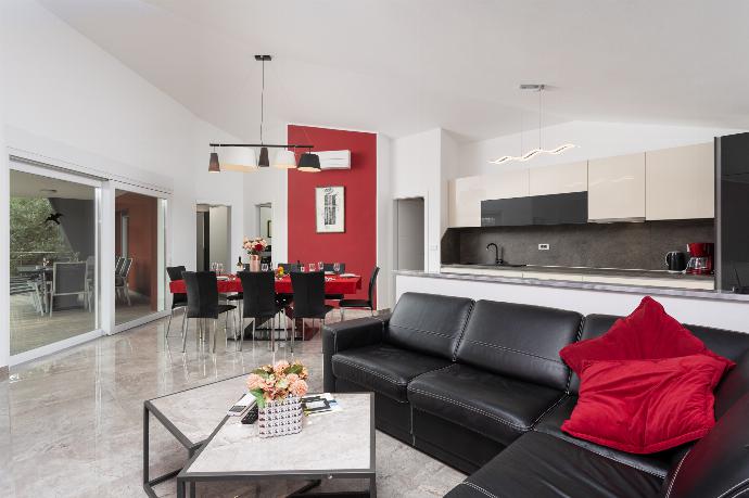 Open-plan living room with sofa, dining area, kitchen, A/C, WiFi internet, and satellite TV . - Villa LM . (Galleria fotografica) }}