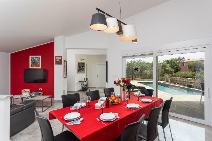 Open-plan living room with sofa, dining area, kitchen, A/C, WiFi internet, and satellite TV . - Villa LM . (Galleria fotografica) }}