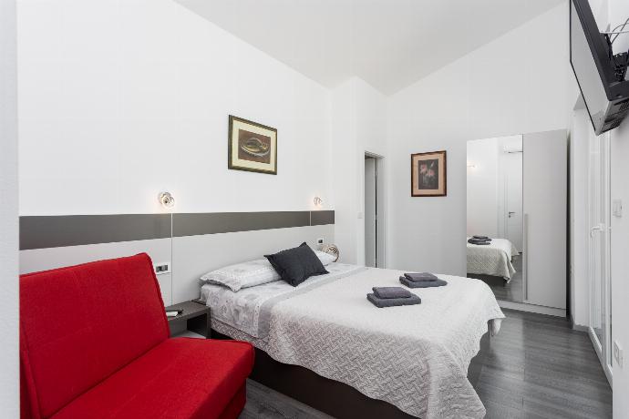 Double bedroom with en suite bathroom, A/C, and TV . - Villa LM . (Galleria fotografica) }}