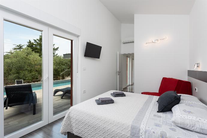 Double bedroom with en suite bathroom, A/C, and TV . - Villa LM . (Fotogalerie) }}