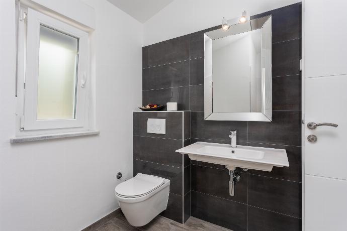 En suite bathroom with shower . - Villa LM . (Galería de imágenes) }}