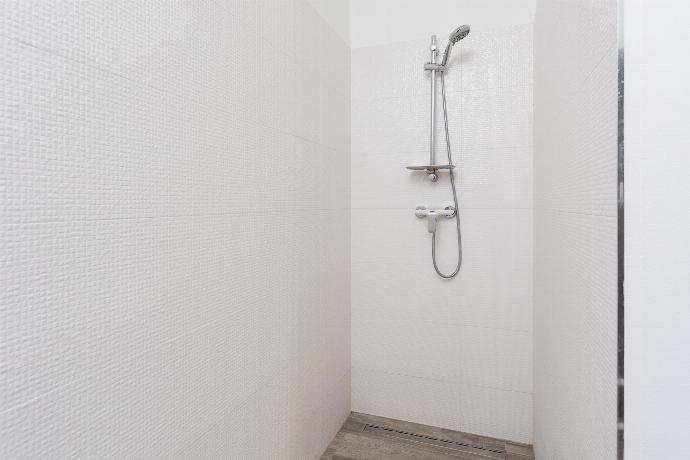 En suite bathroom with shower . - Villa LM . (Galerie de photos) }}