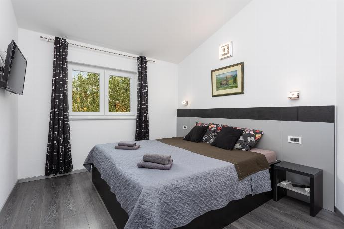 Double bedroom with en suite bathroom, A/C, and TV . - Villa LM . (Galerie de photos) }}